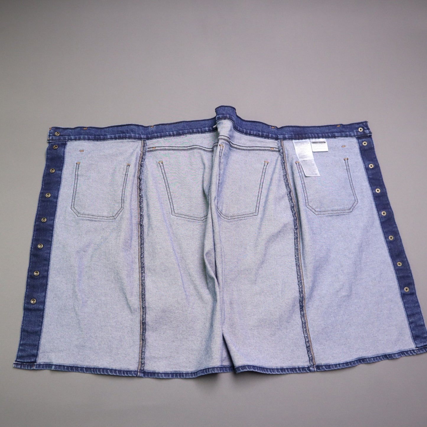 Levi's denim pencil skirt featuring a button-front design 30