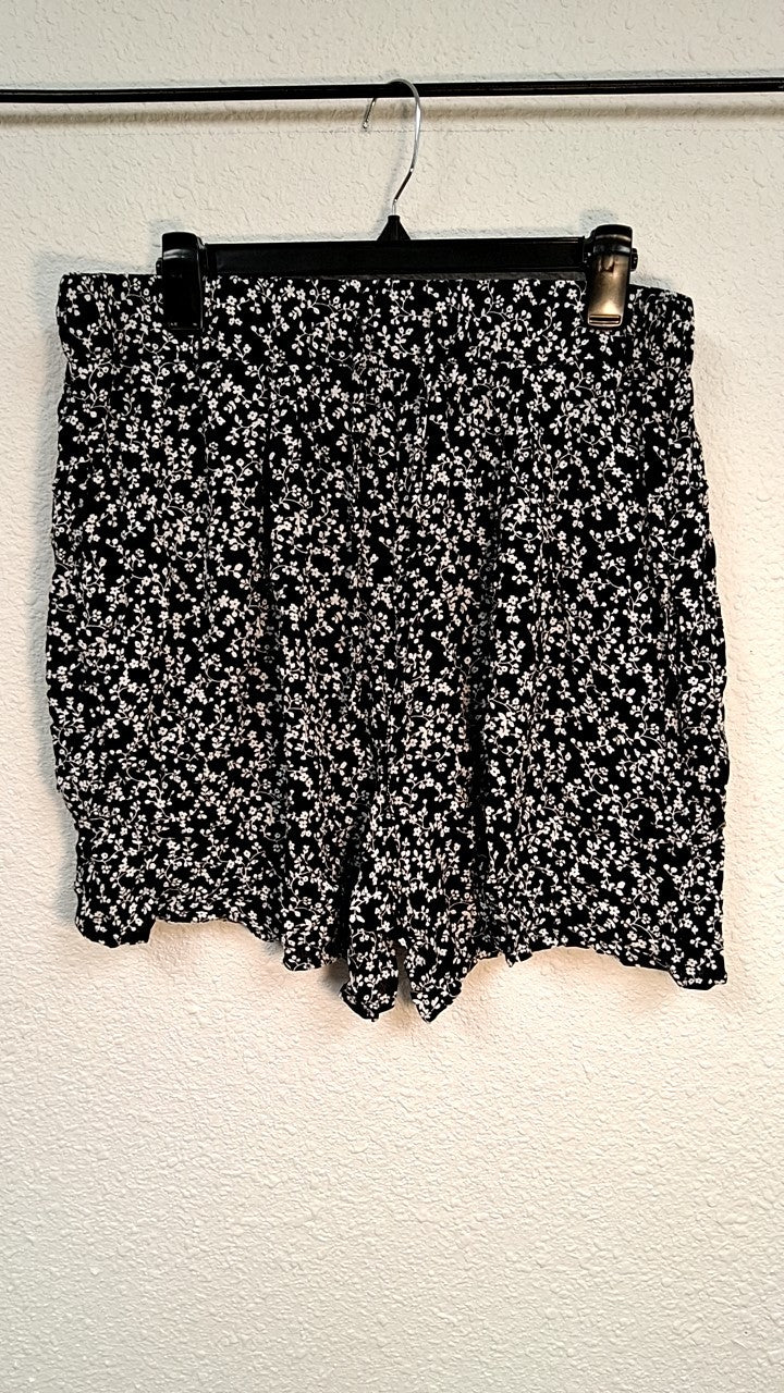 West Loop Shorts L/XL Black and white