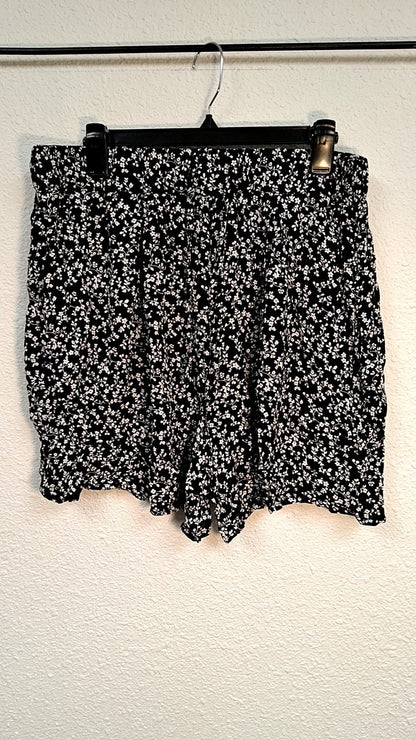 West Loop Shorts L/XL Black and white