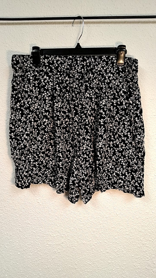 West Loop Shorts L/XL Black and white