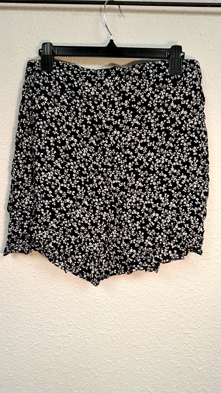 West Loop Shorts L/XL Black and white