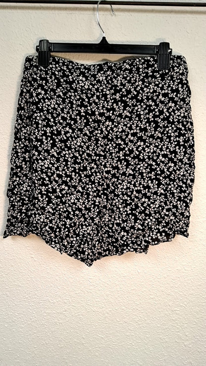 West Loop Shorts L/XL Black and white