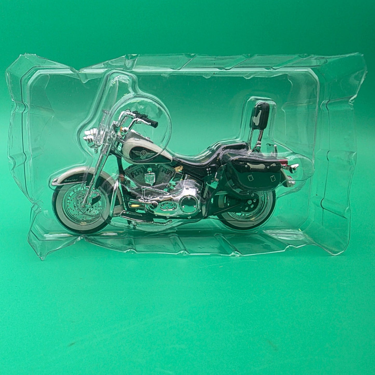Maisto 1993 Harley-Davidson FLSTN Heritage Softail MOO GLIDE