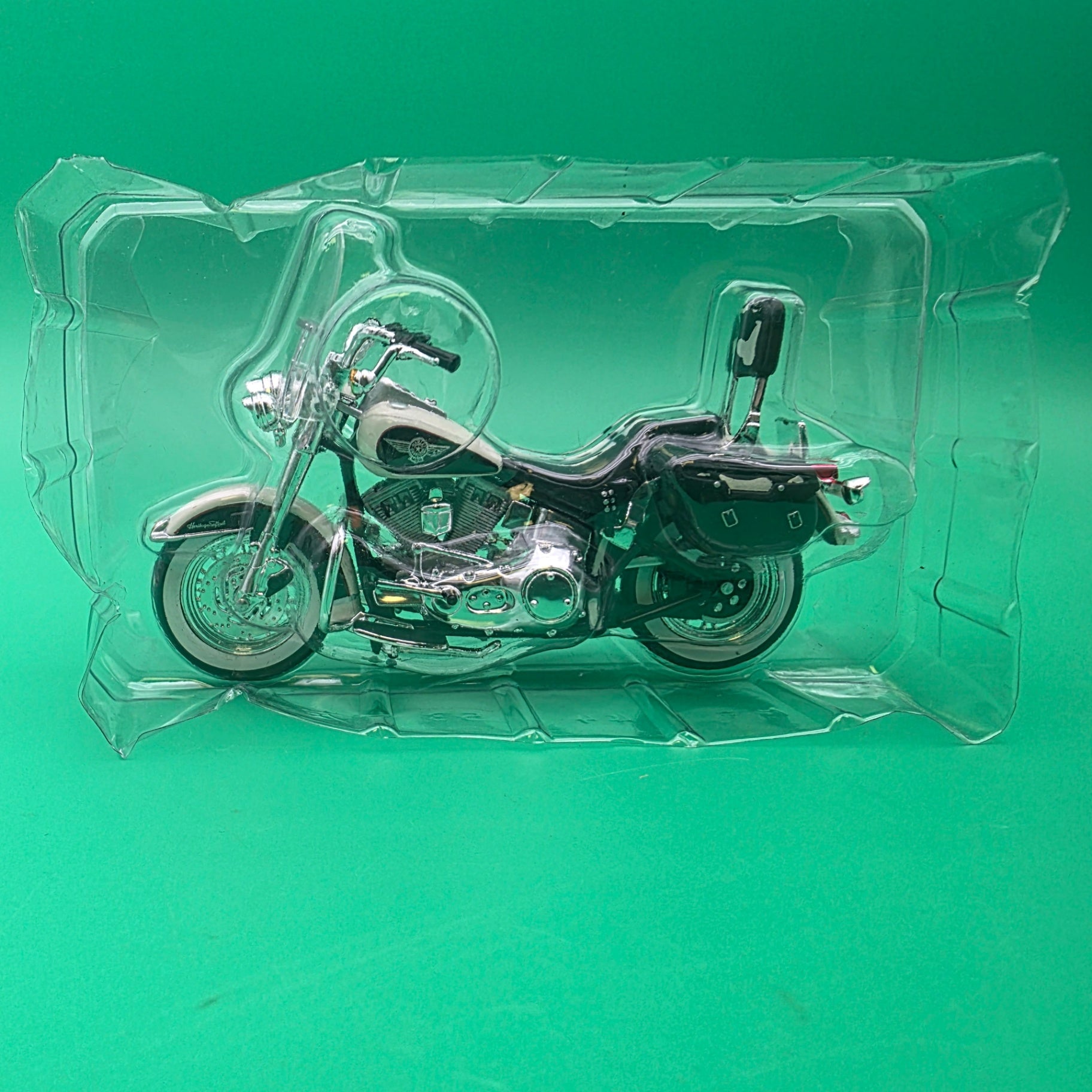 Maisto 1993 Harley-Davidson FLSTN Heritage Softail MOO GLIDE