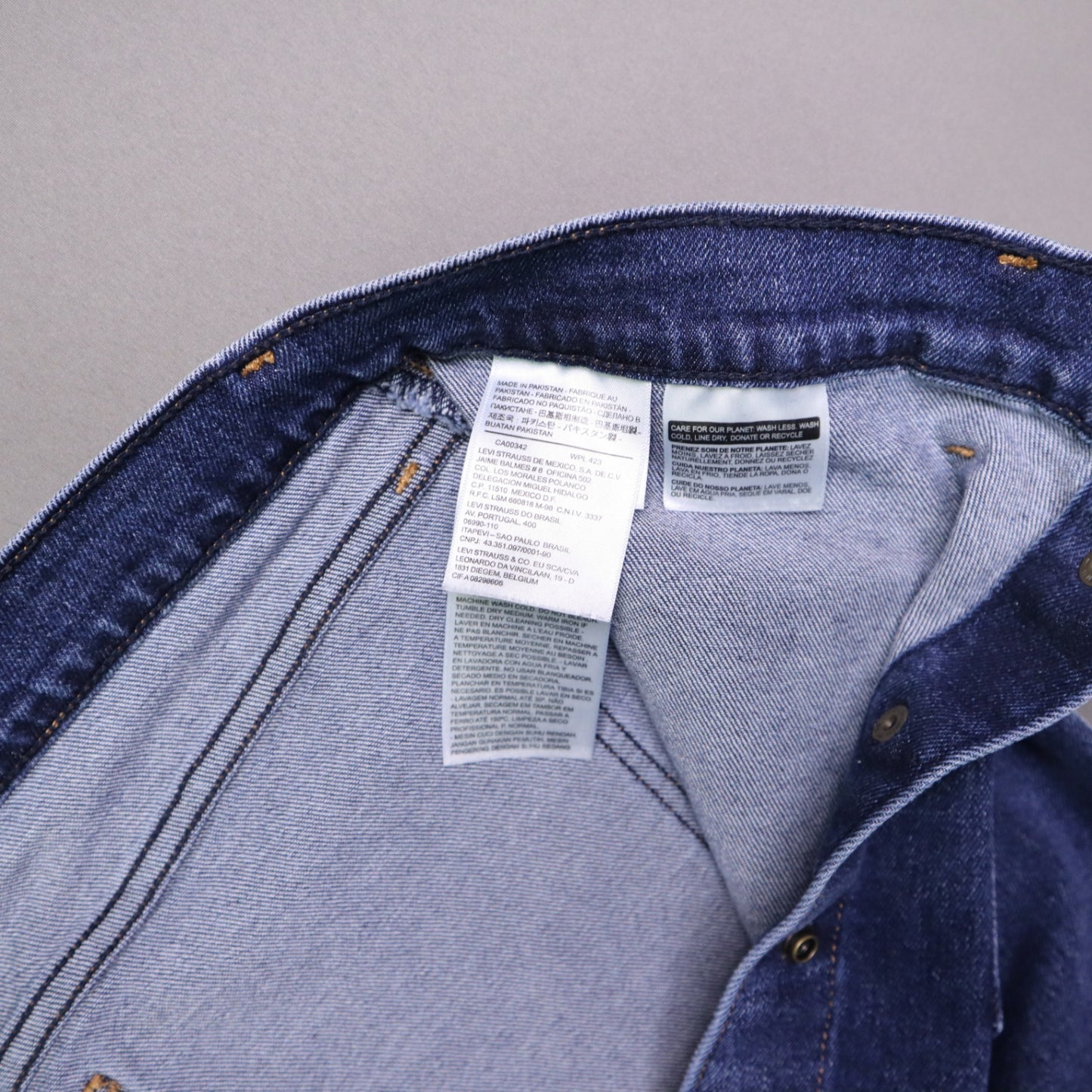 Levi's denim pencil skirt featuring a button-front design 30