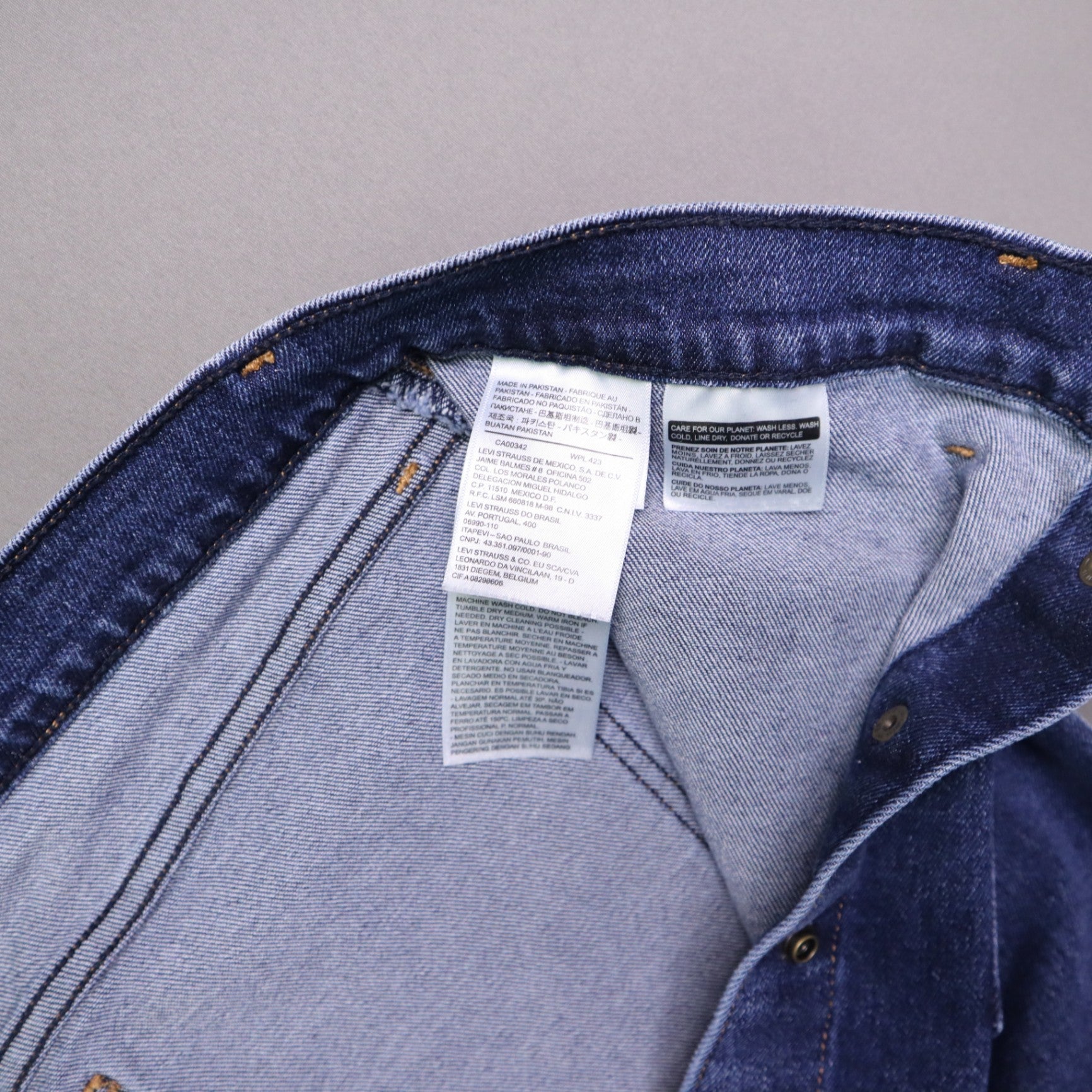 Levi's denim pencil skirt featuring a button-front design 30