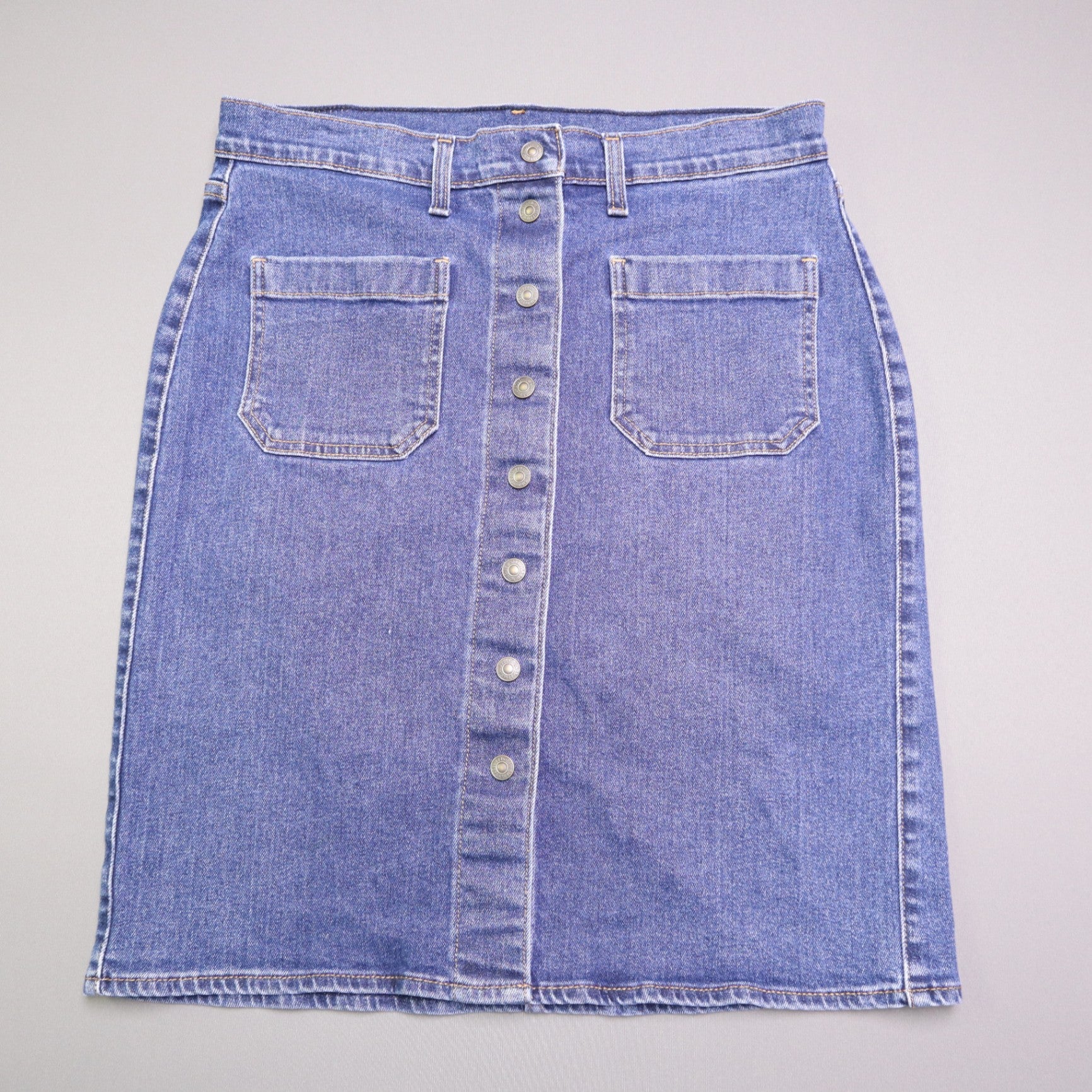 Levi's denim pencil skirt featuring a button-front design 30