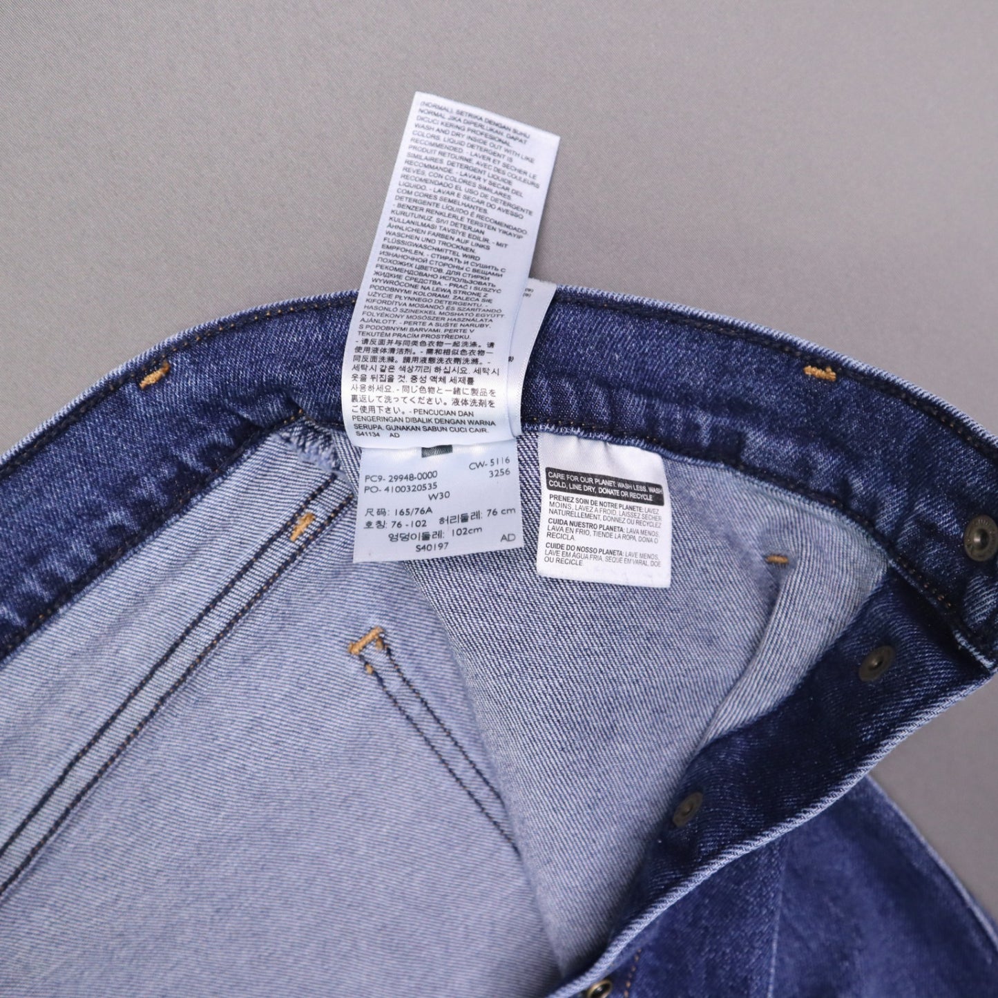 Levi's denim pencil skirt featuring a button-front design 30