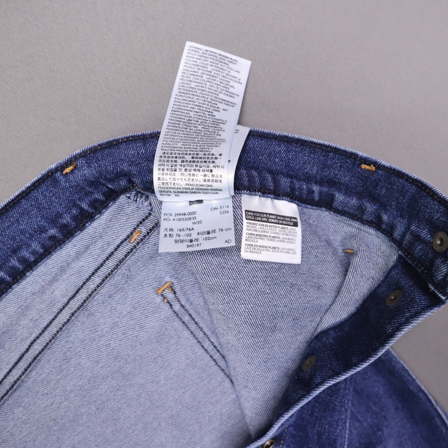 Levi's denim pencil skirt featuring a button-front design 30