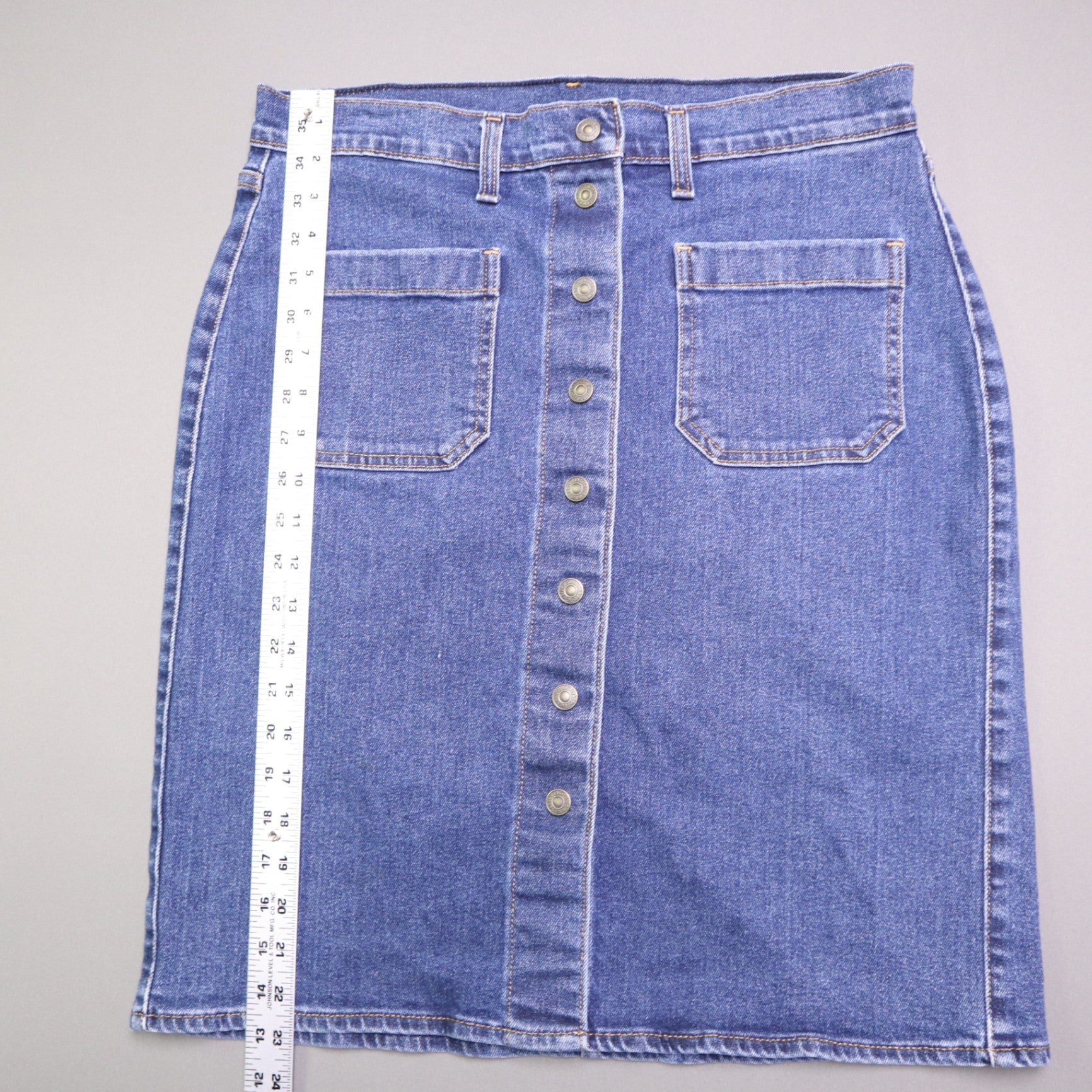 Levi's denim pencil skirt featuring a button-front design 30