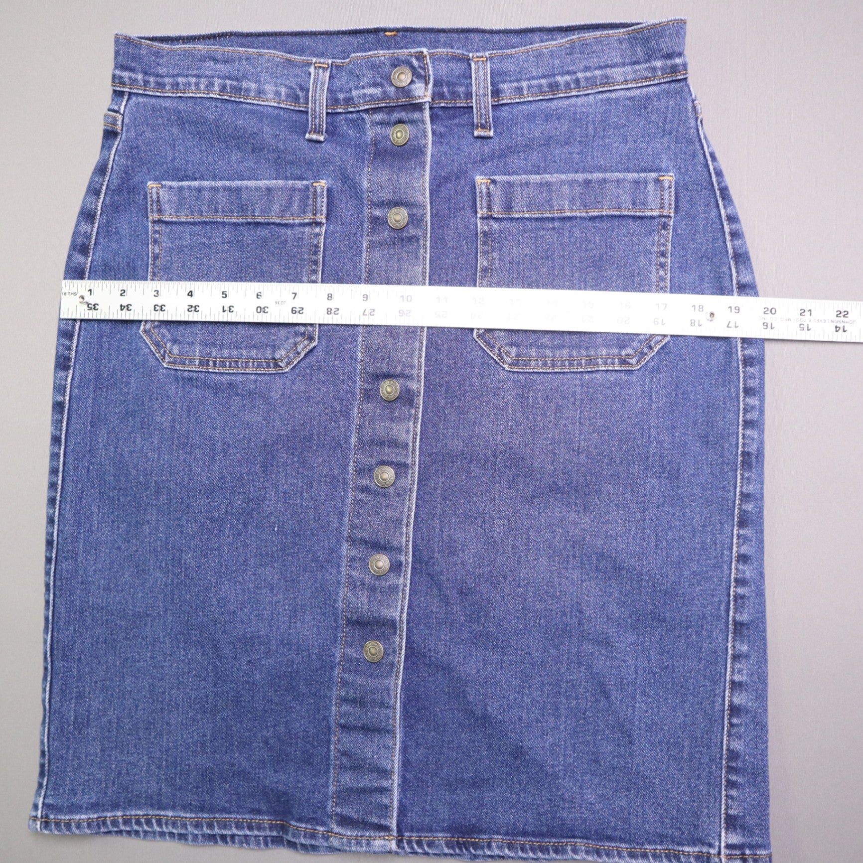 Levi's denim pencil skirt featuring a button-front design 30