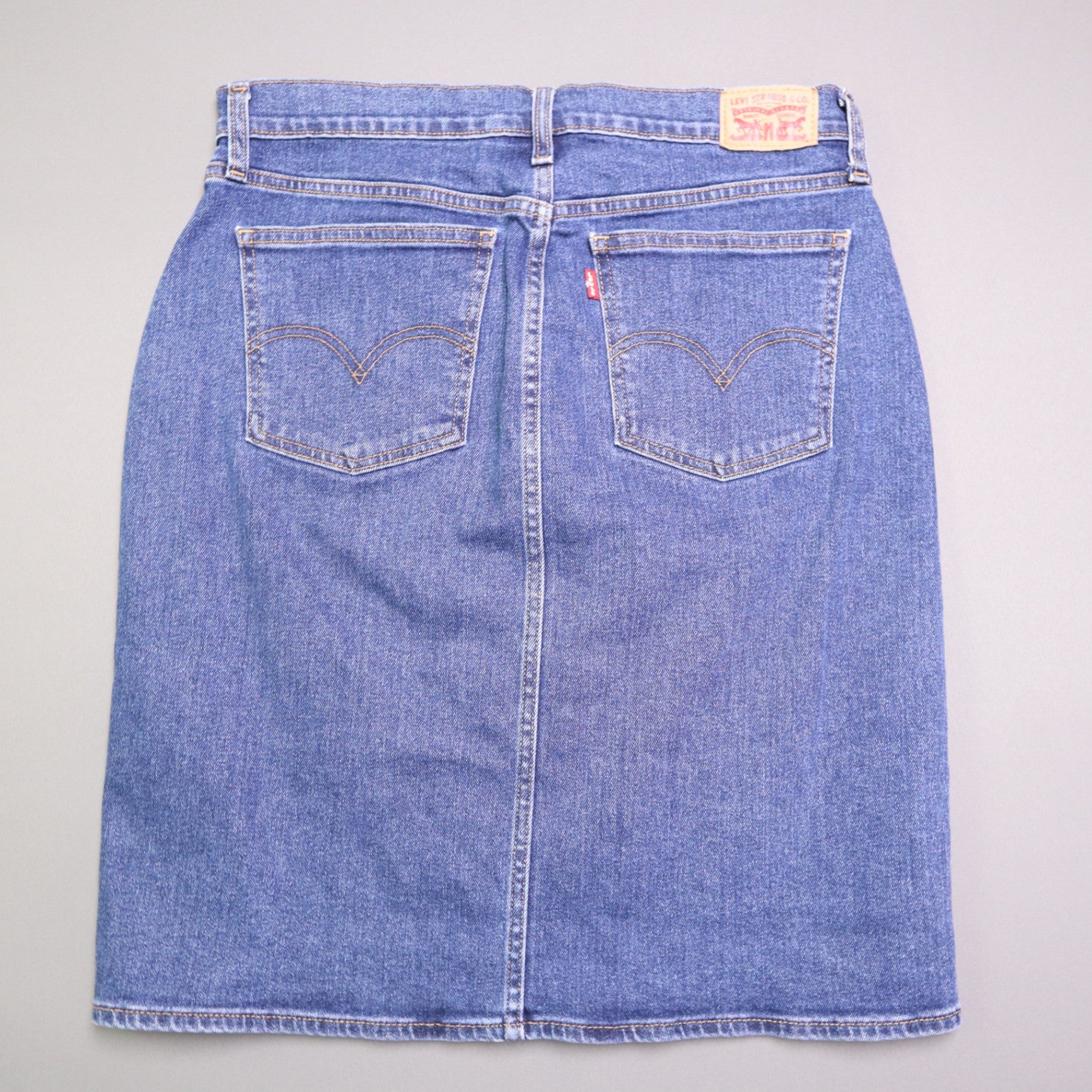 Levi's denim pencil skirt featuring a button-front design 30