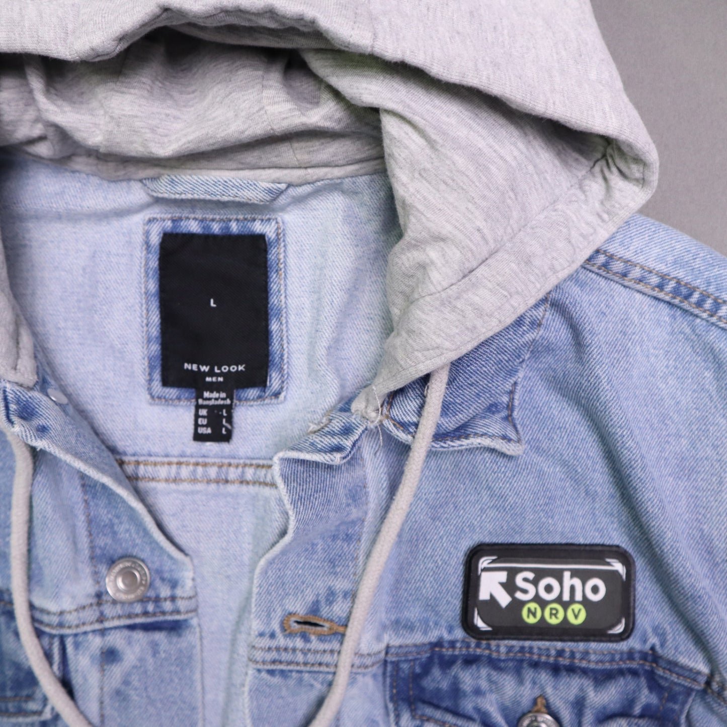 New Look Mens Hooded Denim Jacket Size L Light Wash Soho NRV Patch Sweatshirt Sleeve
