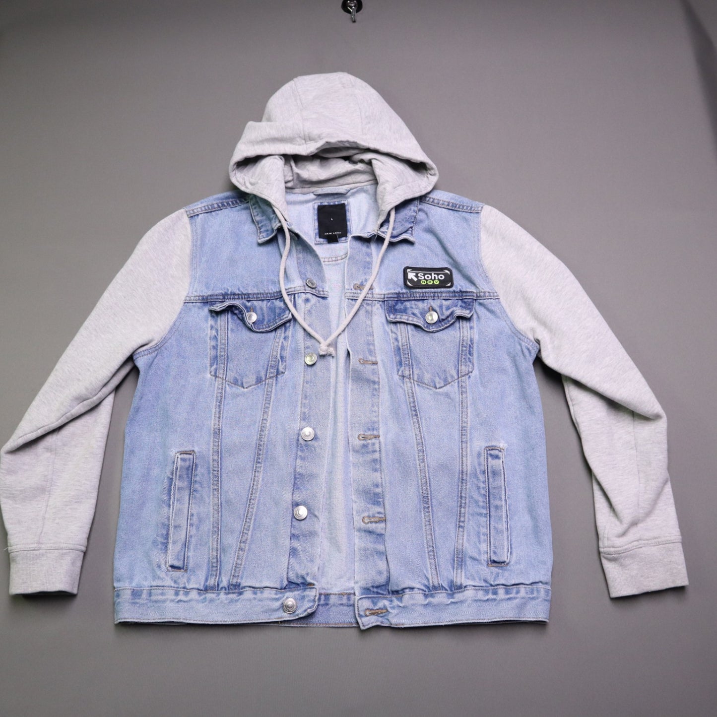 New Look Mens Hooded Denim Jacket Size L Light Wash Soho NRV Patch Sweatshirt Sleeve