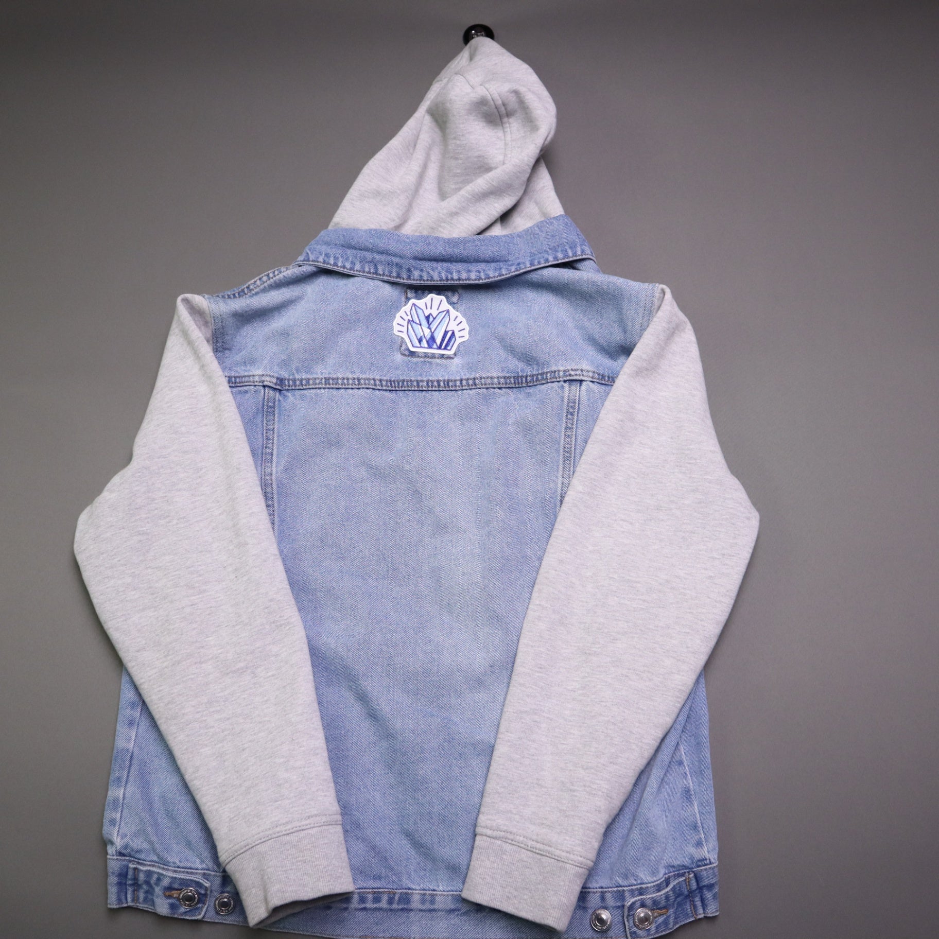 New Look Mens Hooded Denim Jacket Size L Light Wash Soho NRV Patch Sweatshirt Sleeve