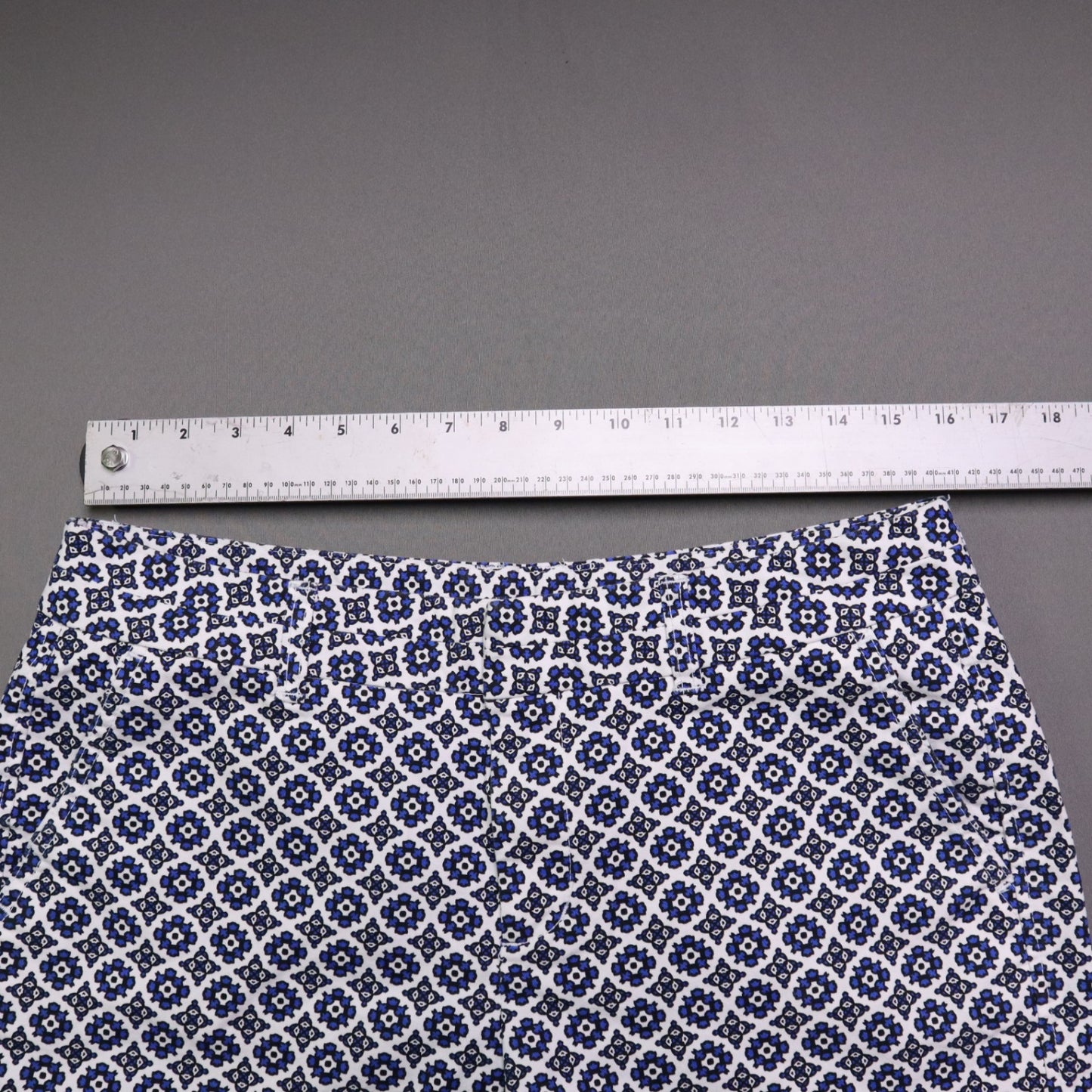 GAP Khakis Women Size 8 Blue White Floral Geometric Print City Shorts 3 Inch