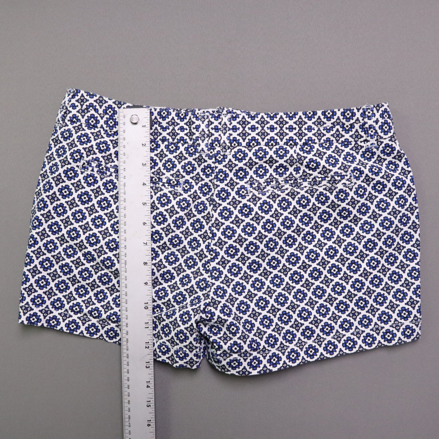 GAP Khakis Women Size 8 Blue White Floral Geometric Print City Shorts 3 Inch