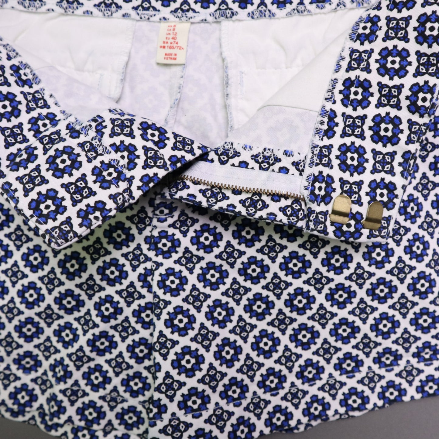 GAP Khakis Women Size 8 Blue White Floral Geometric Print City Shorts 3 Inch