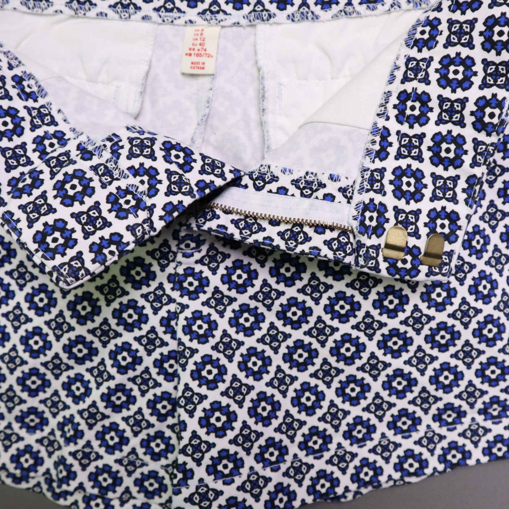 GAP Khakis Women Size 8 Blue White Floral Geometric Print City Shorts 3 Inch