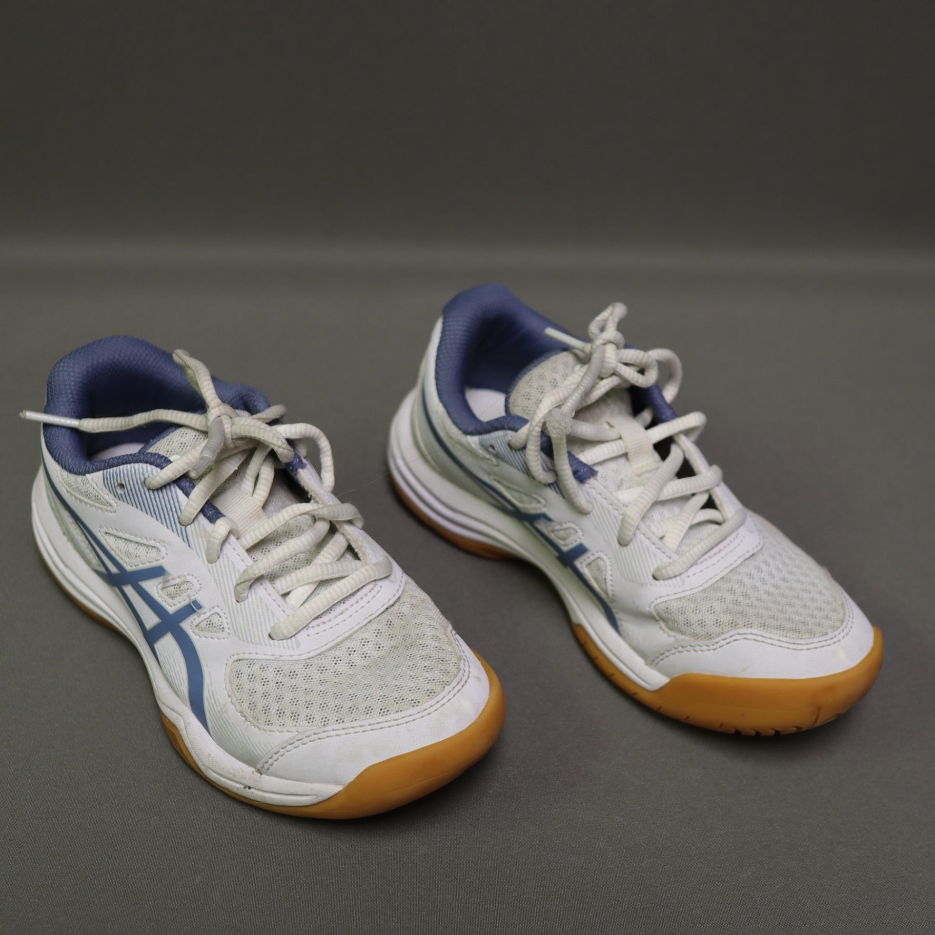 ASICS Upcourt 5 GS Kids Volleyball Shoes Size 2 White Blue Gum Sole