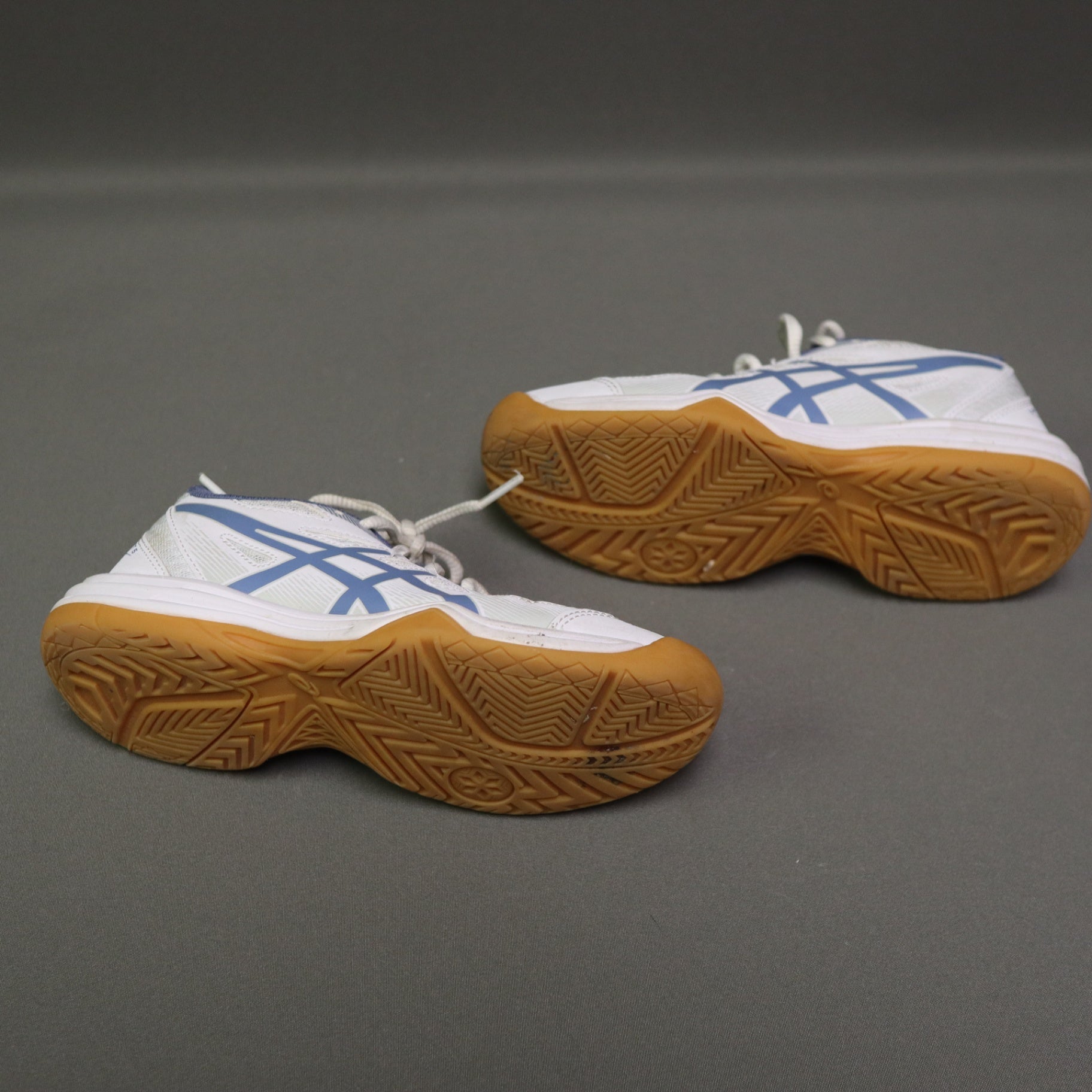 ASICS Upcourt 5 GS Kids Volleyball Shoes Size 2 White Blue Gum Sole