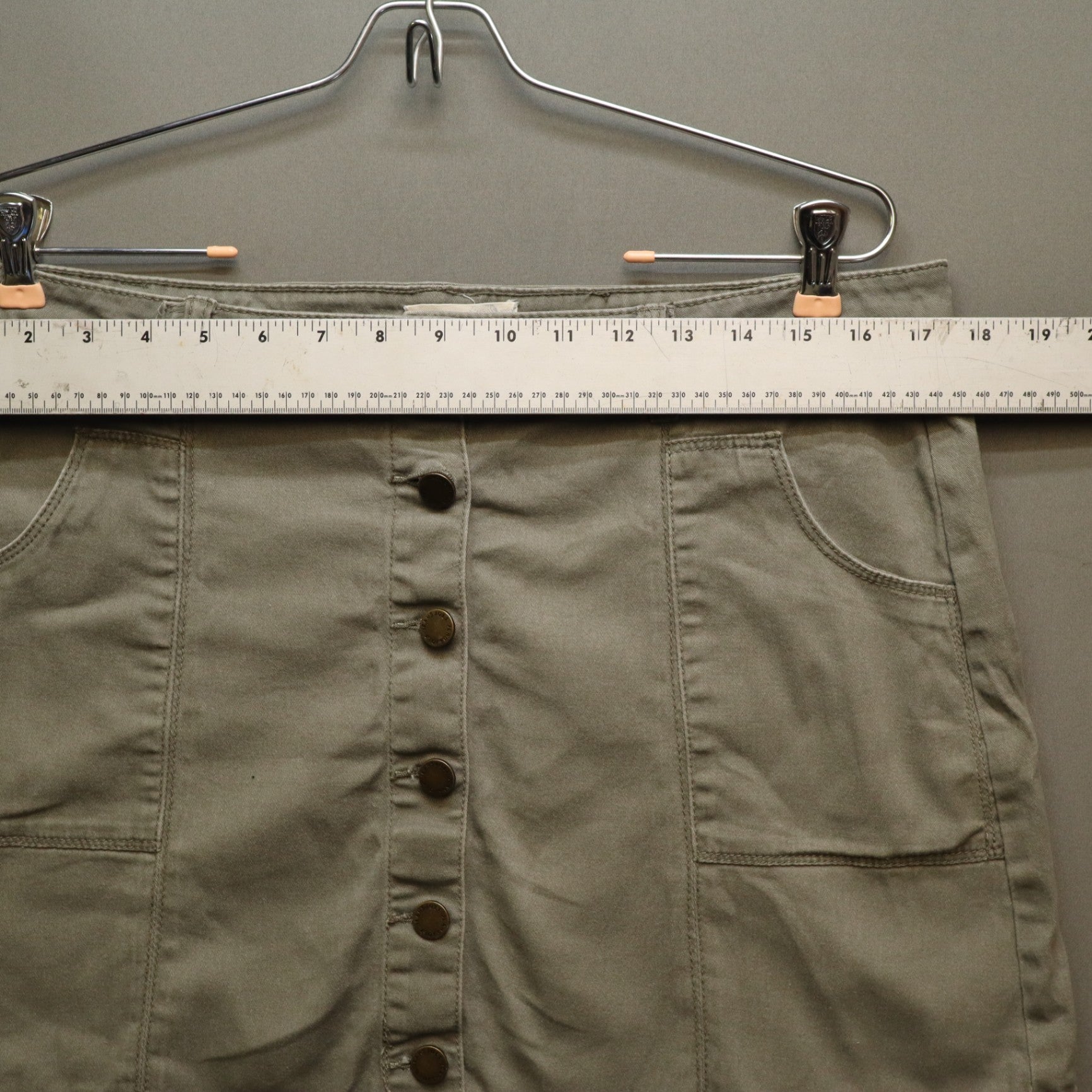 Jolt Olive Green Button Front Mini Skirt Size 13/31W Utility Cargo Pockets A-Line