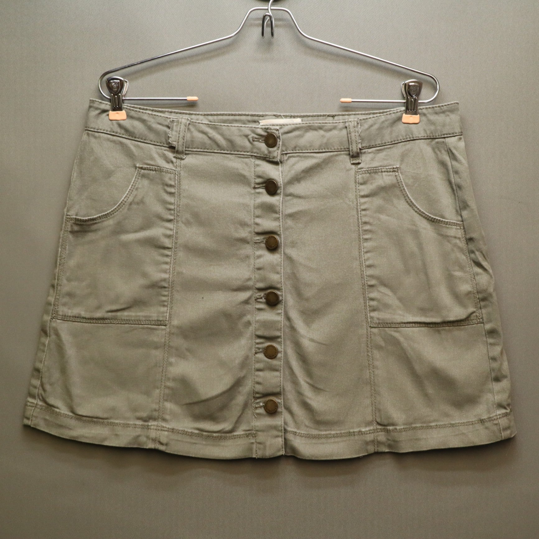 Jolt Olive Green Button Front Mini Skirt Size 13/31W Utility Cargo Pockets A-Line