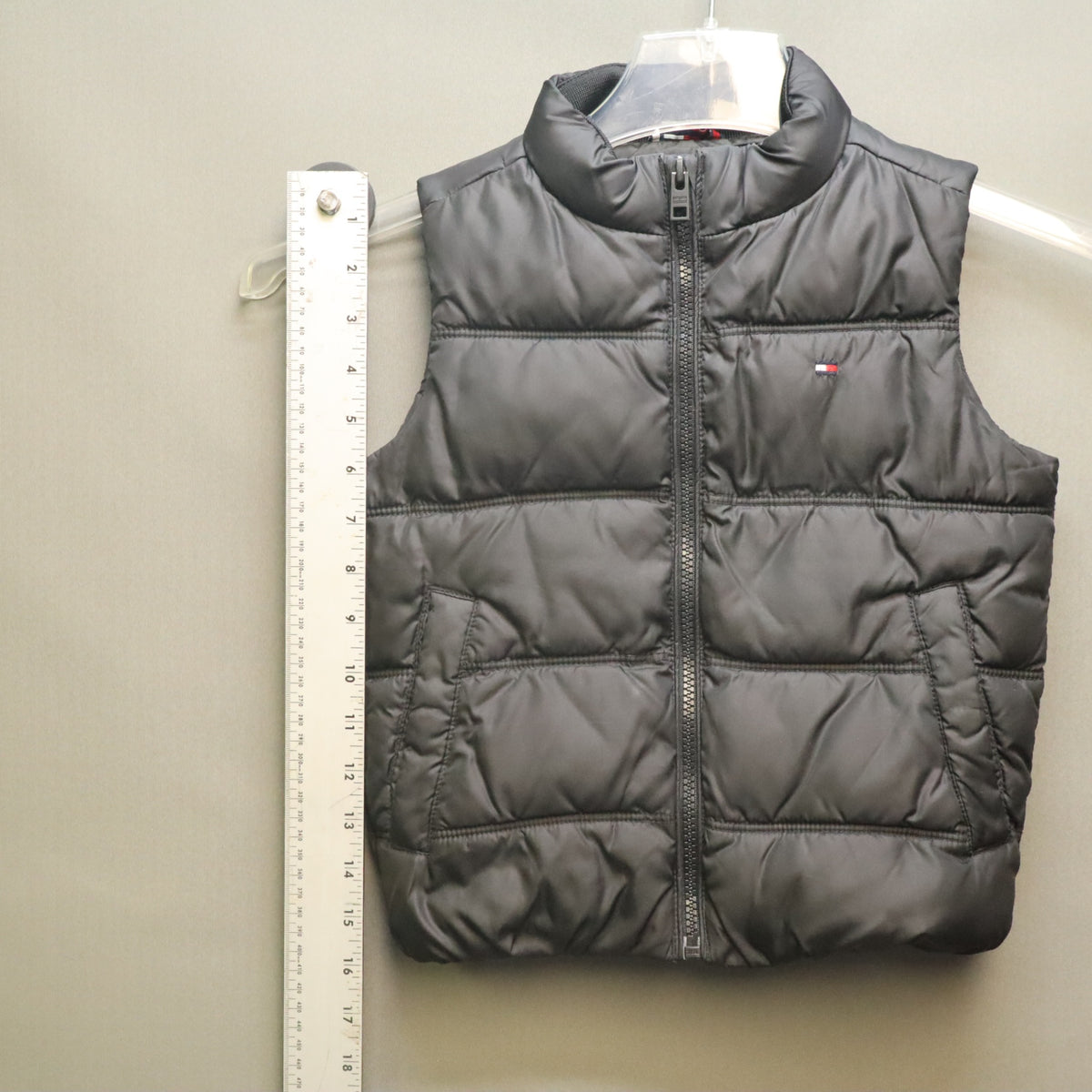 Tommy Hilfiger Boys Puffer Vest Black Size 4/4T Full Zip spellout Back Sleeveless