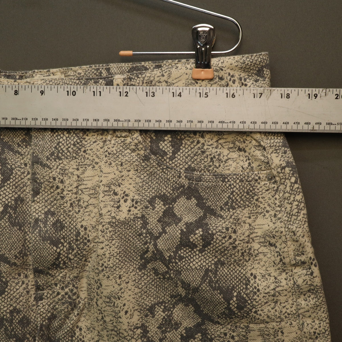 NWT Cotton On Snake Print Denim Mini Skirt Size 32 Beige Grey Snakeskin Mid Rise