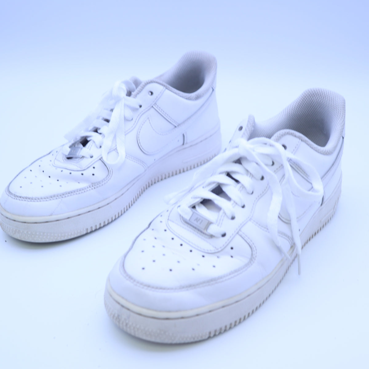 Nike Air Force 1 07 Low Triple White Mens Size 8.5 US Shoes Sneaker DD8959-100