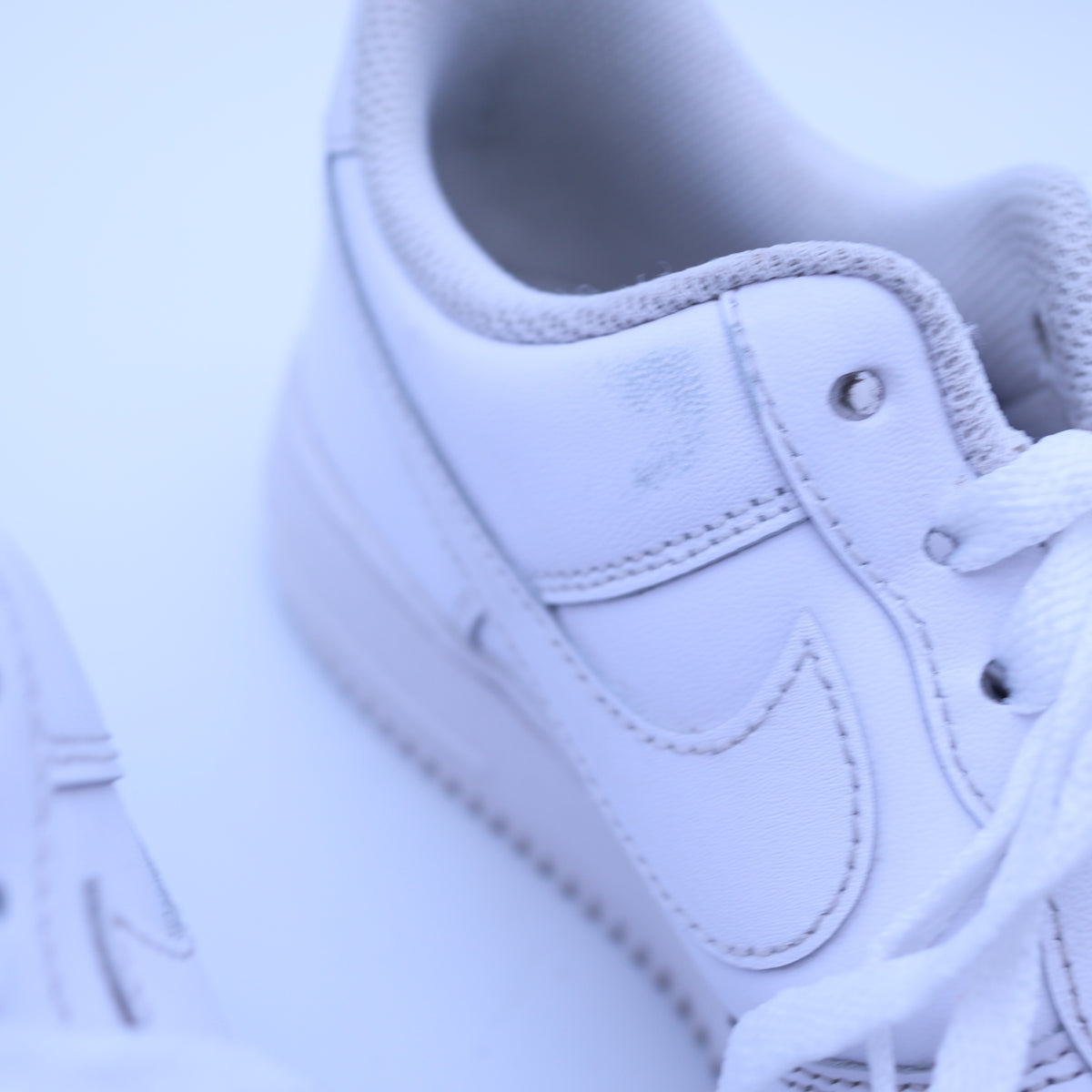 Nike Air Force 1 07 Low Triple White Mens Size 8.5 US Shoes Sneaker DD8959-100